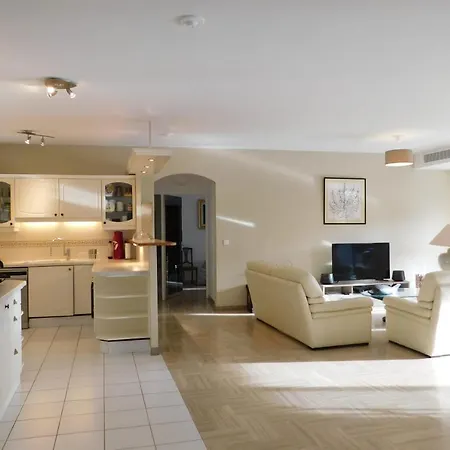 Air-conditioned 4-room 