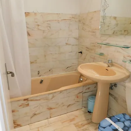 Air-conditioned 4-room 