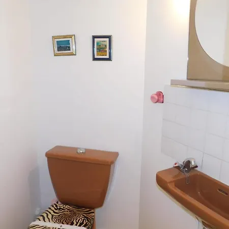 Air-conditioned 4-room 