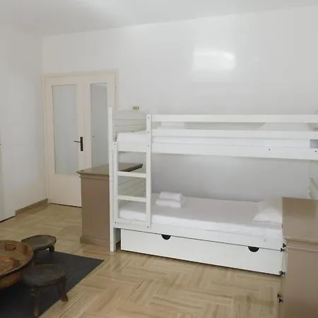 Air-conditioned 4-room 