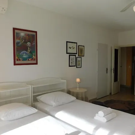 Air-conditioned 4-room 